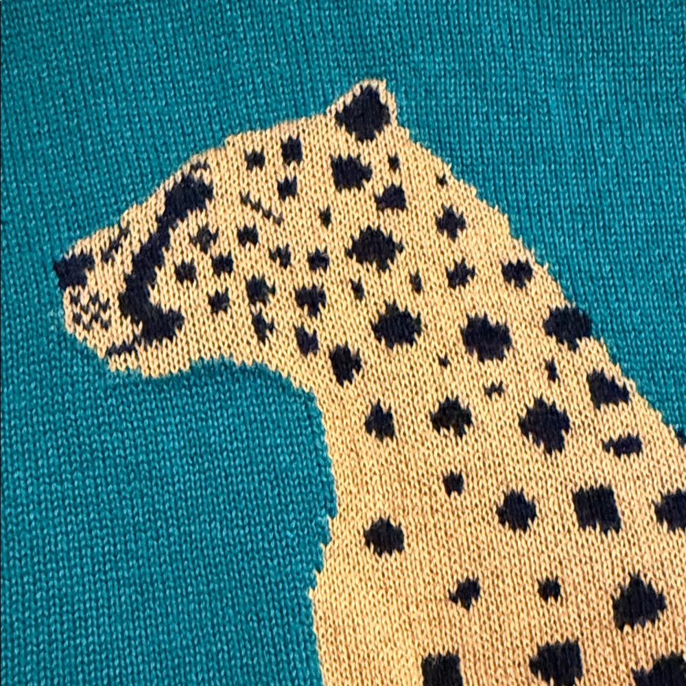 Green Crewneck Sleeveless Sweater with Yellow Cheetah Motif - Picture 5 of 5